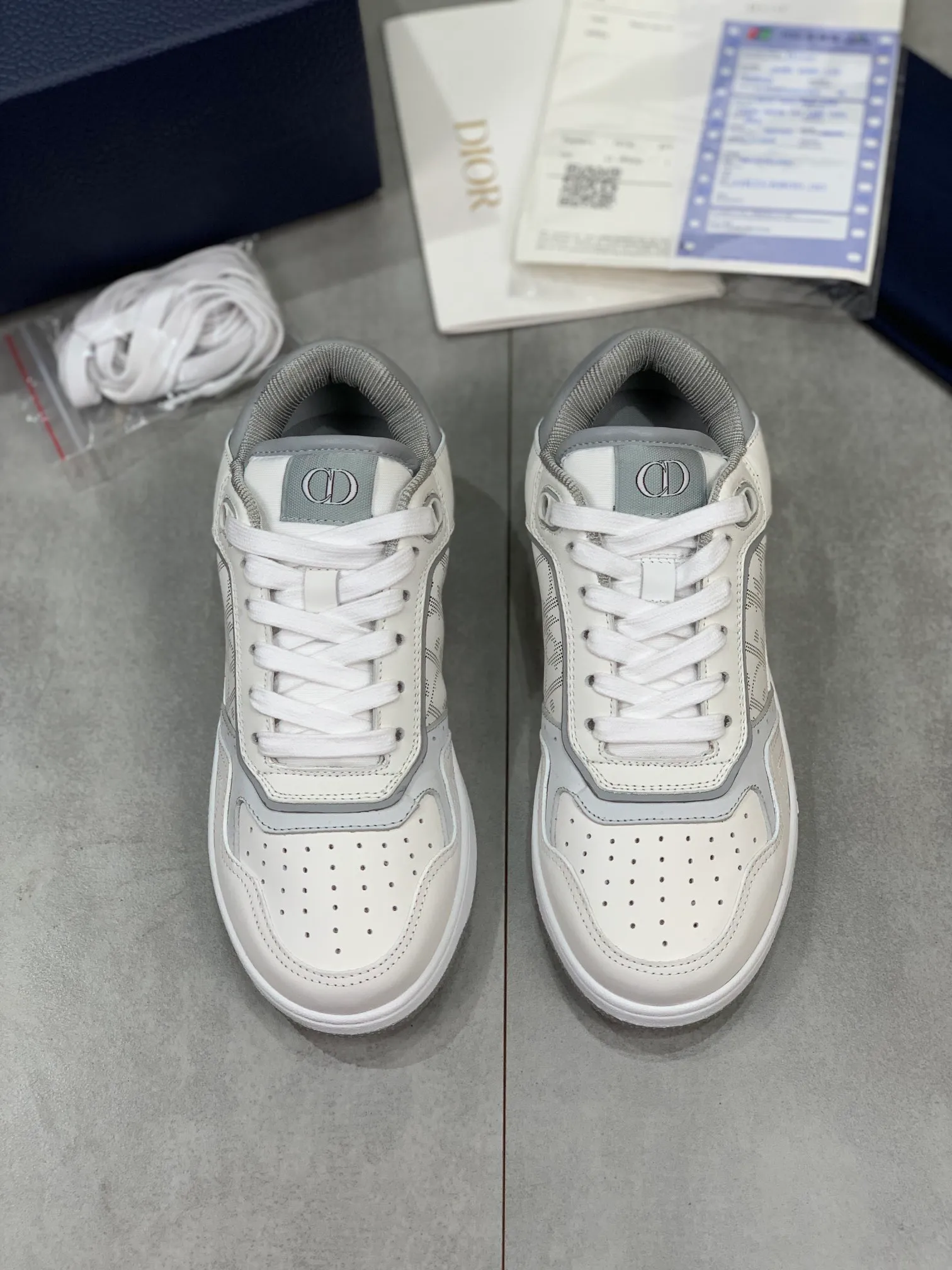 👟👟Ex-factory price 480👟👟 The latest popular casual sports shoes for couples in the Dior B27 series. It took more than three months to finally reproduce it perfectly. We made every detail exactly the same as the original. We decisively keep our own styles when shipping. How can beauties and handsome guys who like sports not keep their own styles? With multiple craftsmanship, this low-cut sneaker newly launched this season is one of the flagship styles of the series. Dior B27 sneakers, original version 7800👟👟 Purchased in early spring, new presbyopic sneakers. A favorite among major celebrities and Internet celebrities. The on-foot effect is very nice. The B27 sneakers are made by Italian craftsmen. They have distinct layers and a unique three-dimensional effect, showing a modern and elegant style, comparable to Dior Internal stretch details provide ideal comfort and can be paired with a variety of casual looks. Shows fashionable and modern sports style. Original imported Italian silk cowhide stitched with embroidered letters lining and feet, original imported breathable double-layer mesh, original customized T👟👟factory price U two-color outsole. We all follow the original binding process, one last for each yard, and the yardage is accurate. On the surface it seems simple and has no technical content, but in fact it is quite a test of the technical operation of the master Luo Di. The market's top quality is welcome to compare, any details are unconditional 👟👟Ex-factory price K. There are pictures and the truth. Today's Internet celebrities and foreign stars are buying it one after another! Fully responsible for dressing in spring, summer, autumn and winter. CD elements create an avant-garde and bold look. Original molded T👟👟Factory price U outsole No matter how many versions there are on the market, you will be full of surprises the moment you get it! The perfect genuine version, you can go in and out of the counter at will. Fabric: Original imported silk cowhide with embroidered letters Lining: Imported original breathable double-layer mesh Foot: Imported original latex mesh Outsole: Original T👟👟 Factory price U two-color bottom Size: 35-45 (Male 38.46 custom-made, non-refundable and non-exchangeable)
